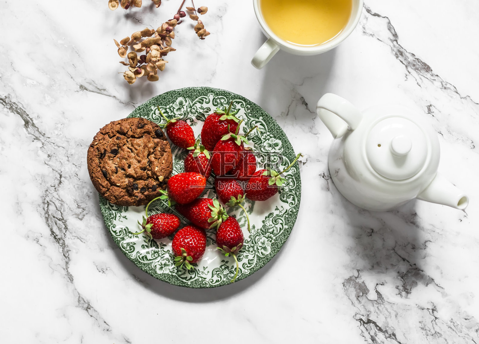 绿茶，燕麦饼干巧克力和草莓大理石背景，俯视图照片摄影图片