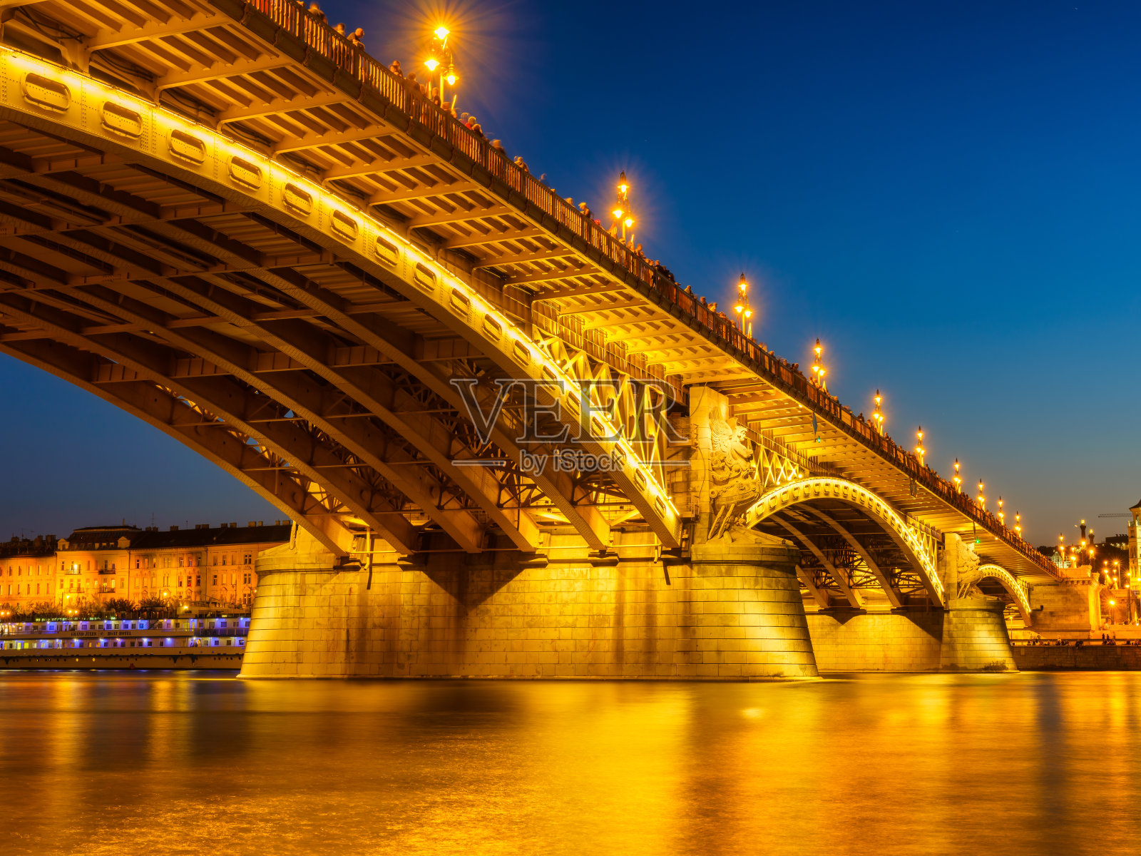 匈牙利布达佩斯的桥梁。古老的历史建筑、桥梁和多瑙河。照片摄影图片