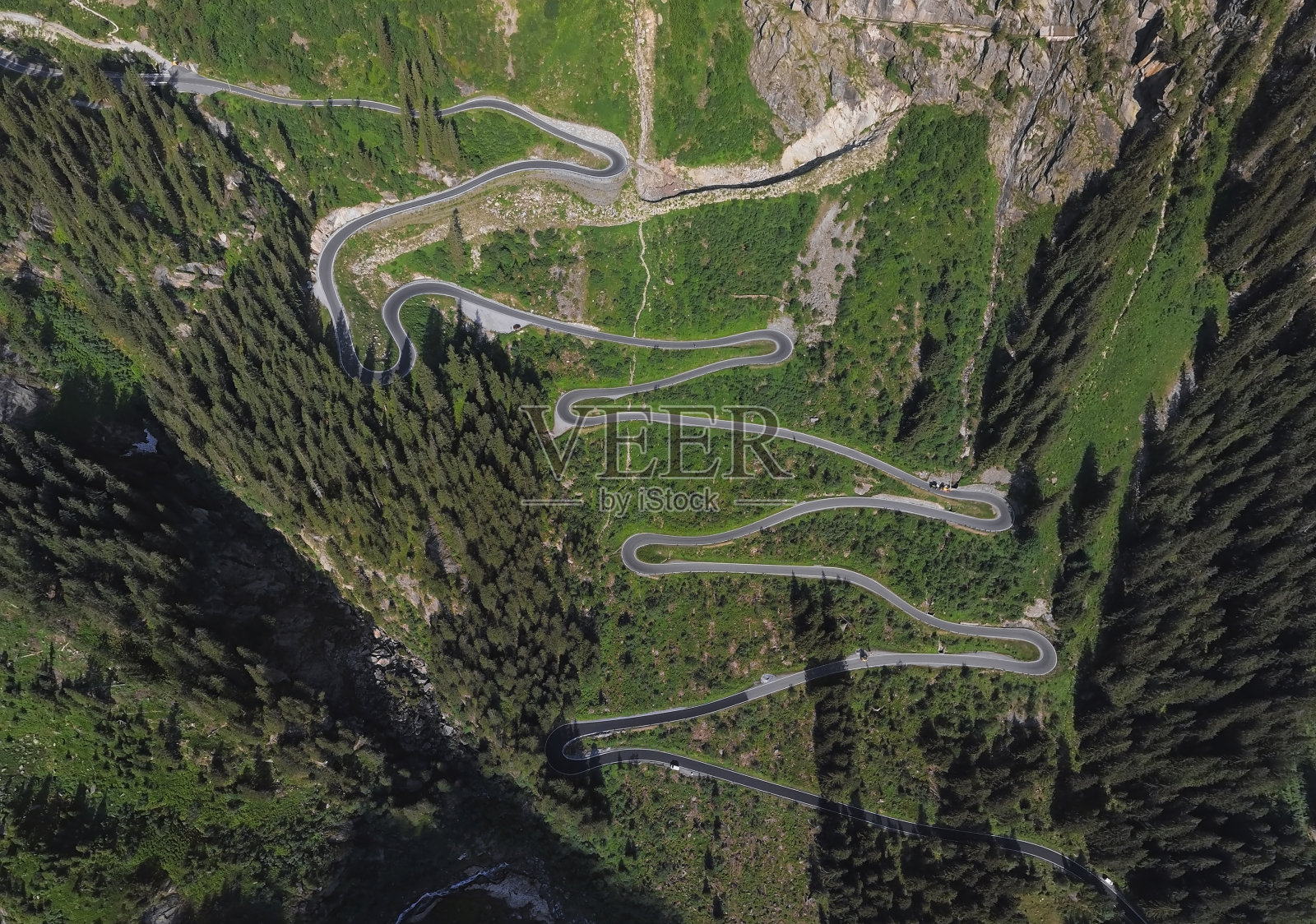 从空中俯瞰奥地利Vorarlberg Silvretta-Bielerhohe高山公路的发夹弯道。照片摄影图片