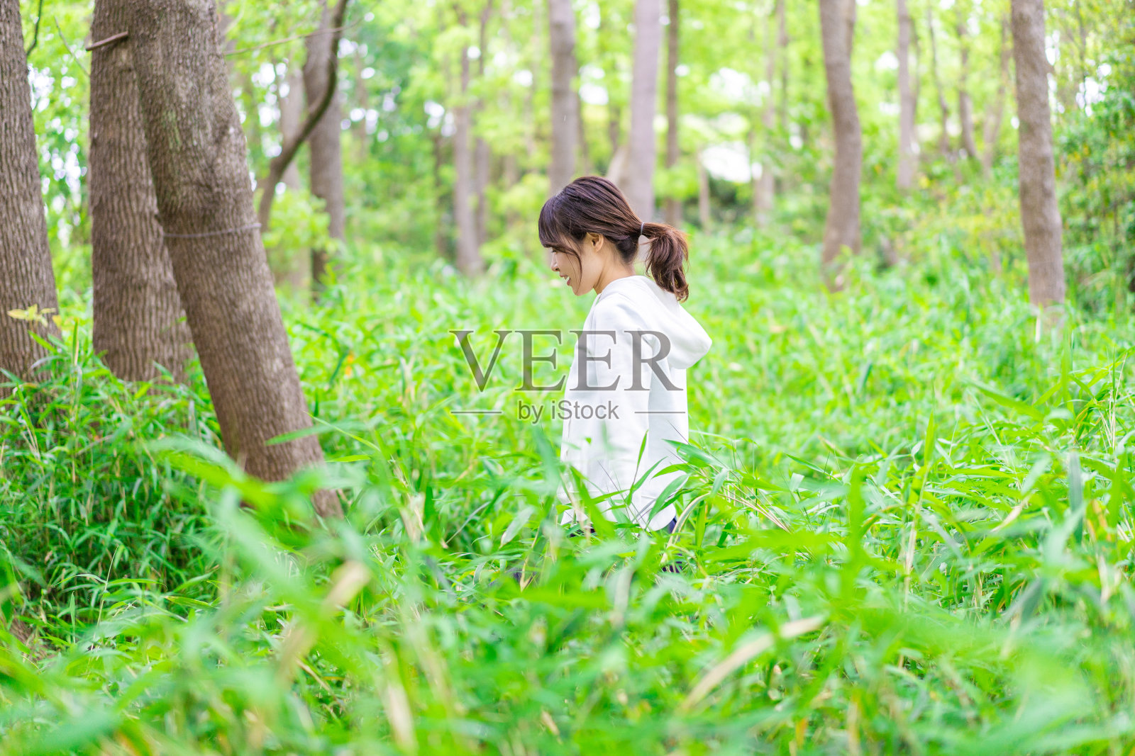 年轻女子在大自然中漫步照片摄影图片