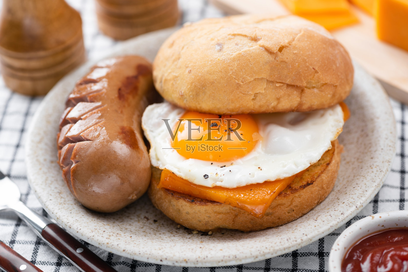 美式早餐三明治，里面有香肠、鸡蛋和奶酪照片摄影图片