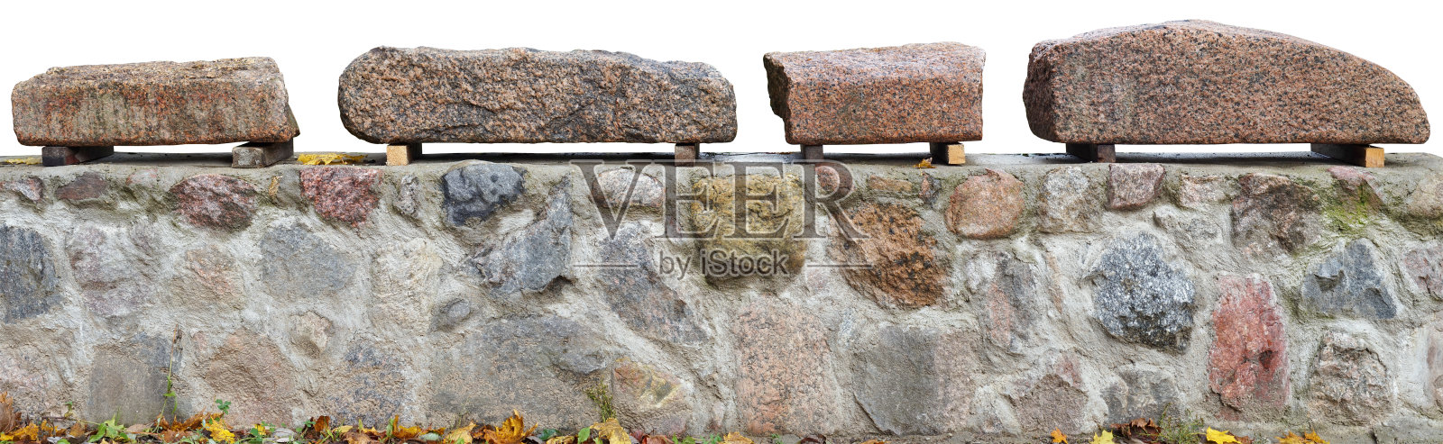 村庄的栅栏上有一块切割粗糙的花岗岩，用来做楼梯。孤立的照片摄影图片