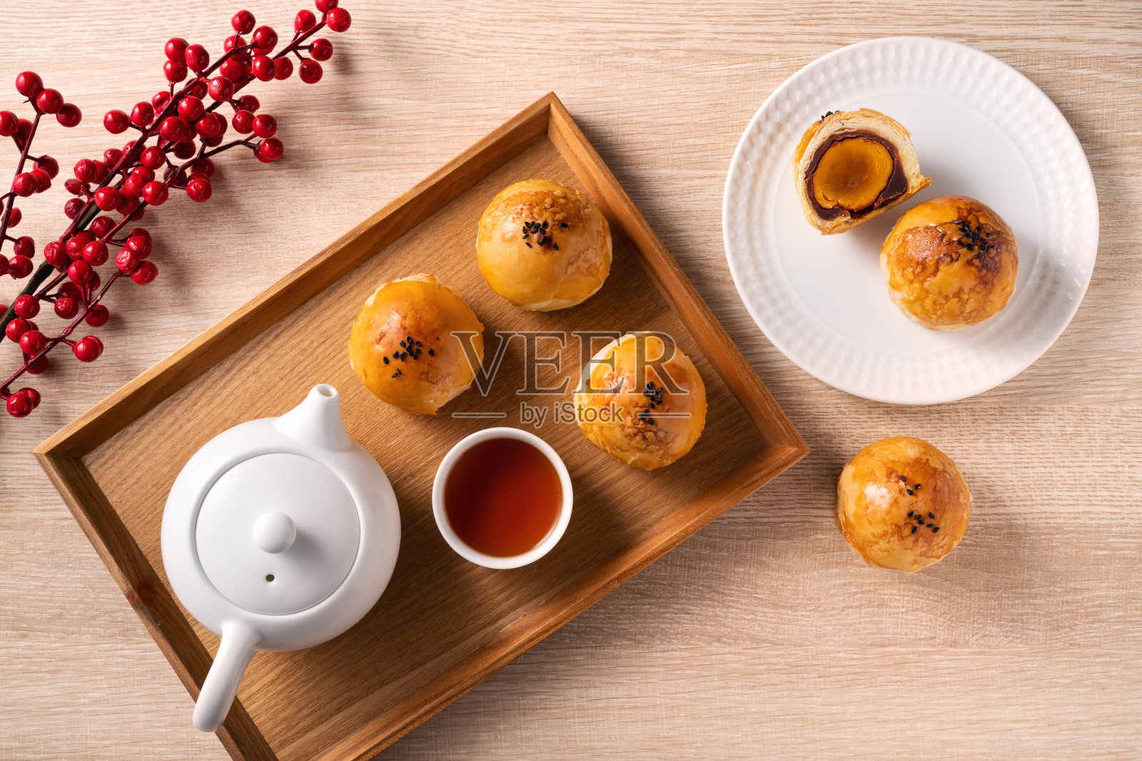 中秋佳节用的蛋黄月饼。照片摄影图片