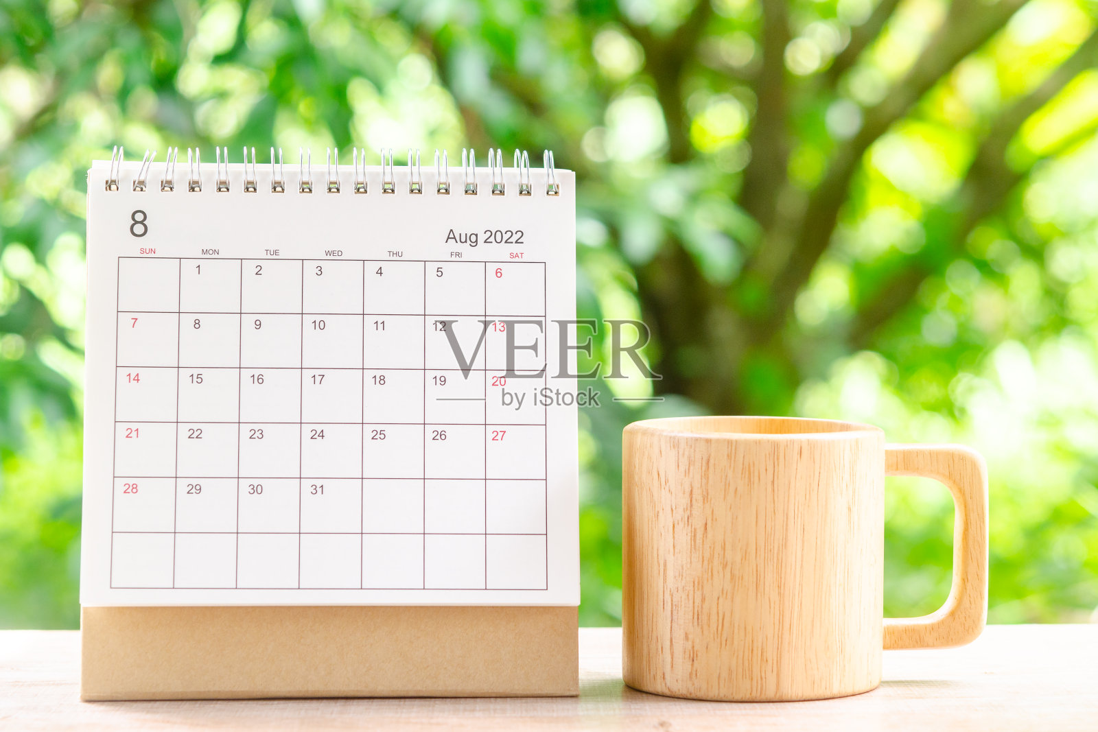 8月，2022年日历桌，为组织者规划和提醒在木桌绿色自然背景。照片摄影图片