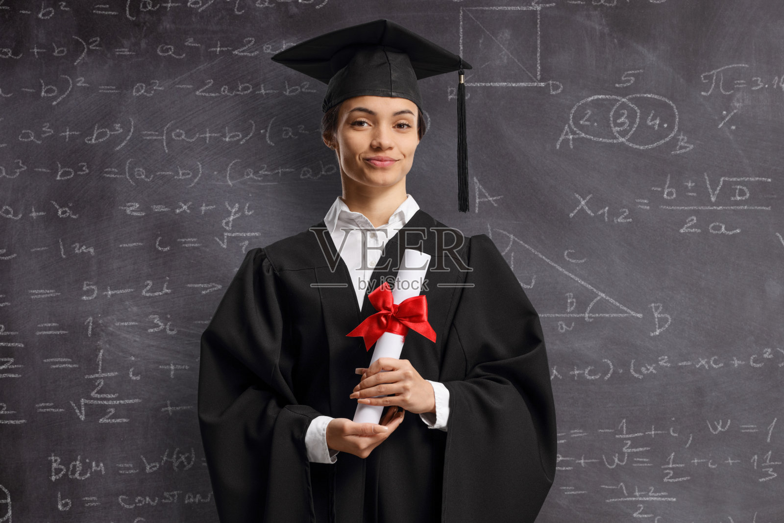 拿着毕业证的女研究生站在黑板前照片摄影图片