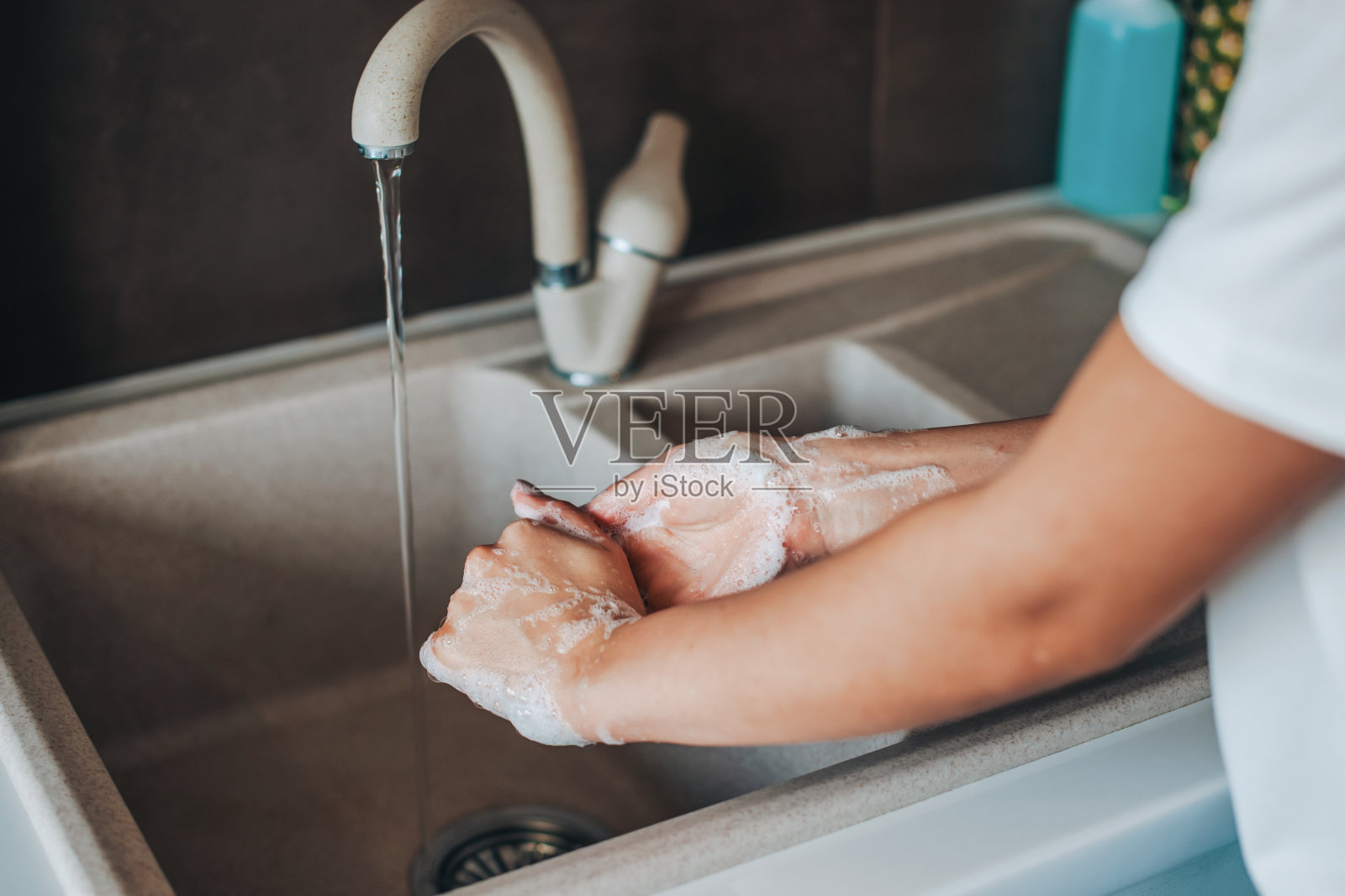 洗女人的手。冠状病毒预防。洗手的概念。照片摄影图片