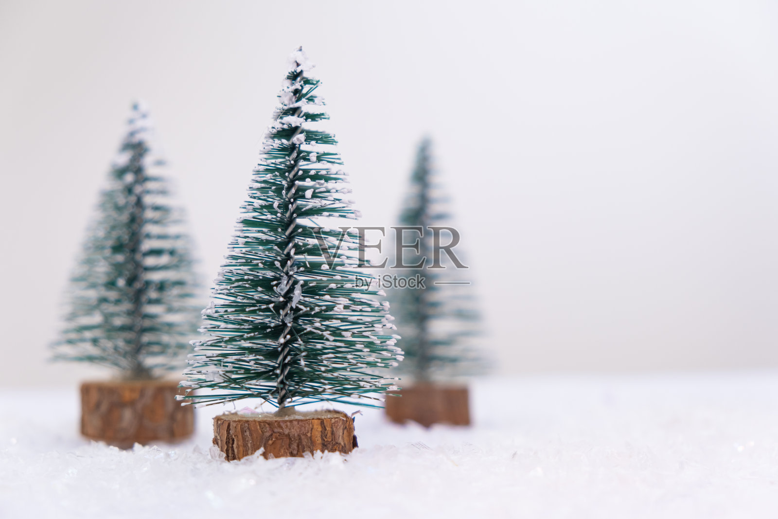 装饰圣诞树新年概念与雪花白色的背景复制空间照片摄影图片