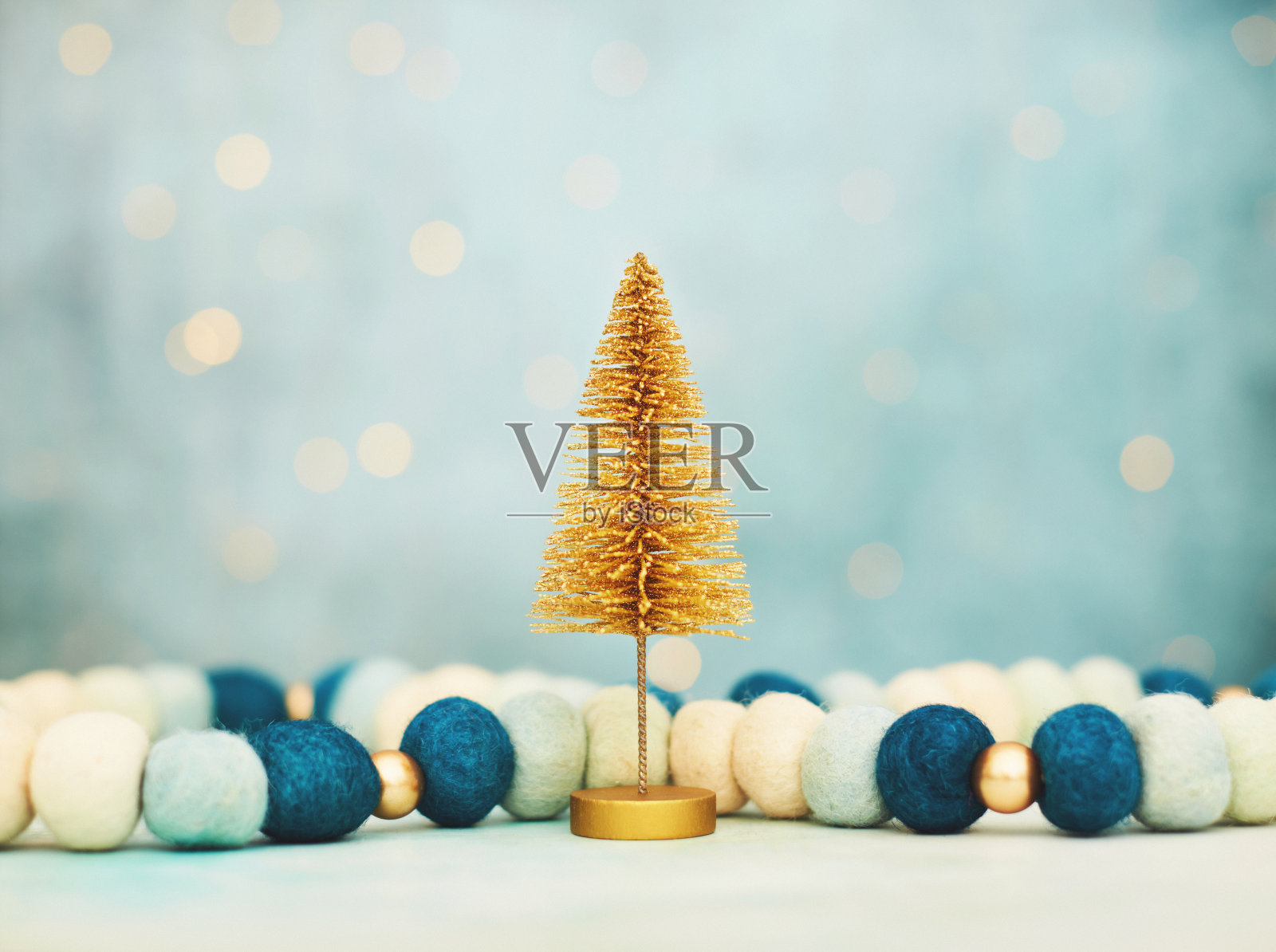 圣诞背景与蓝色和金色毡装饰和闪光的金色圣诞树。蓝色背景与文字空间照片摄影图片