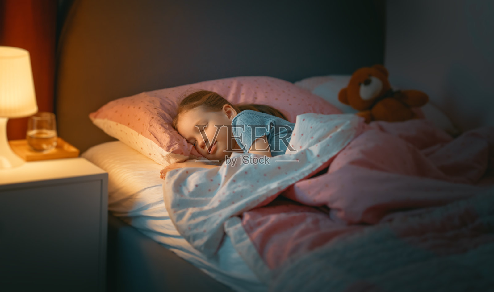 年轻女性躺在床上枕着枕头侧身睡觉_站酷海洛_正版图片_视频_字体_音乐素材交易平台_站酷旗下品牌