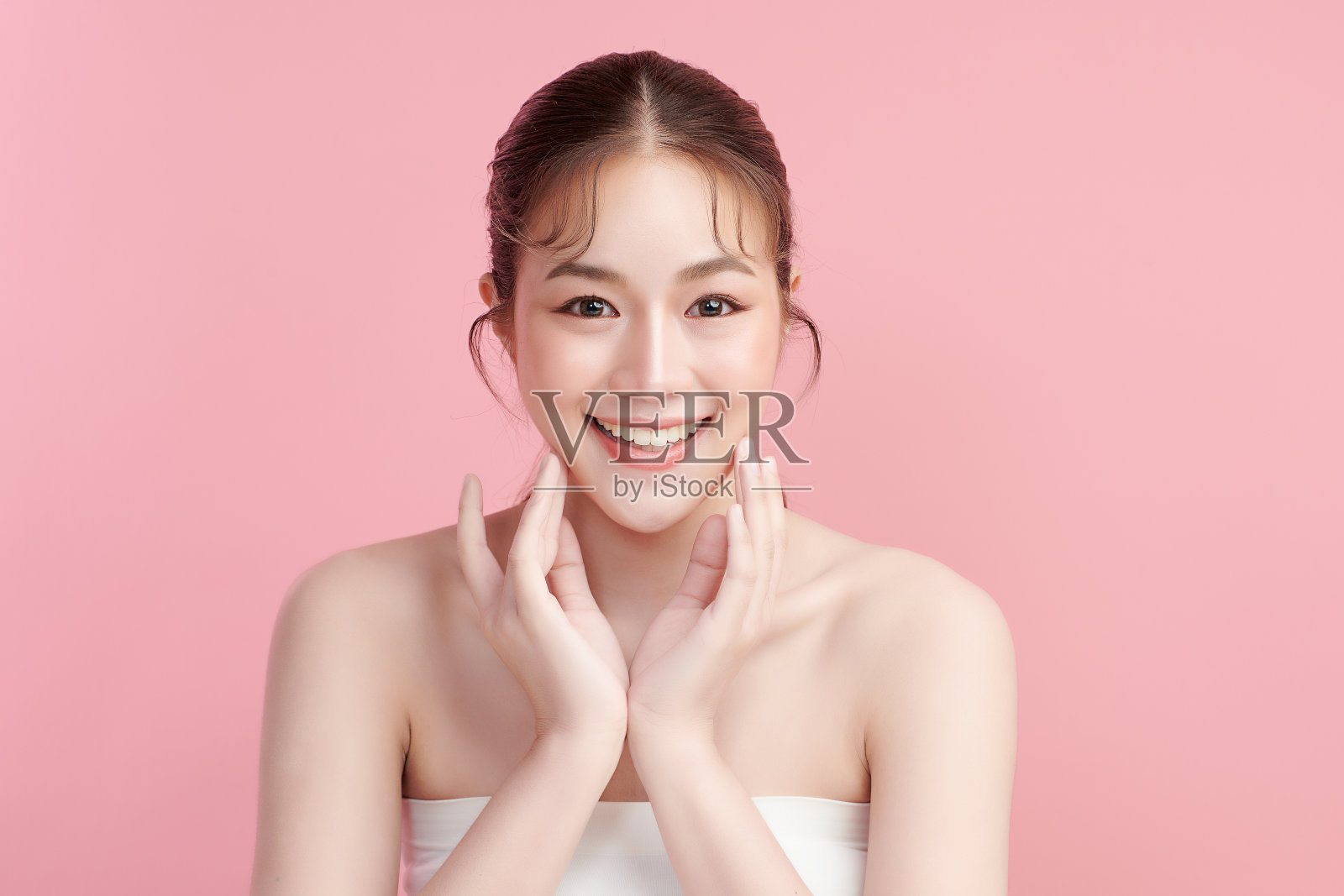 美丽年轻的亚洲女性与清洁新鲜的皮肤粉红色背景，面部护理，面部治疗，美容，美容和水疗，亚洲女性肖像。照片摄影图片