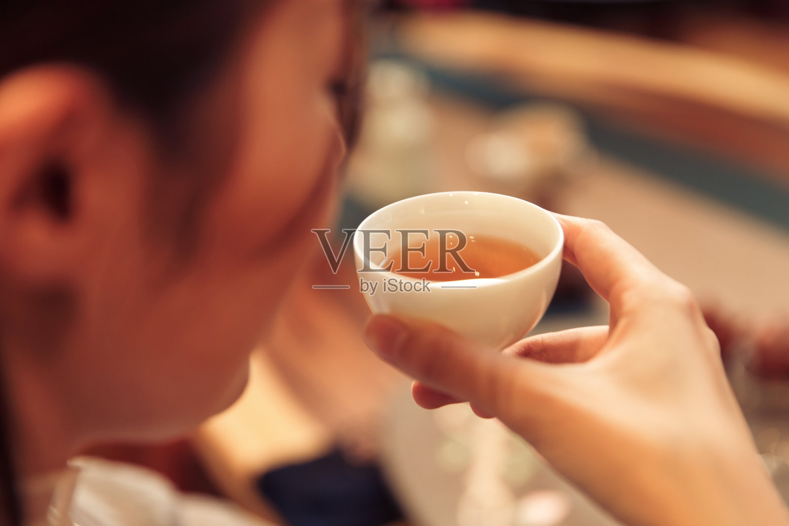 青年女人喝茶照片摄影图片