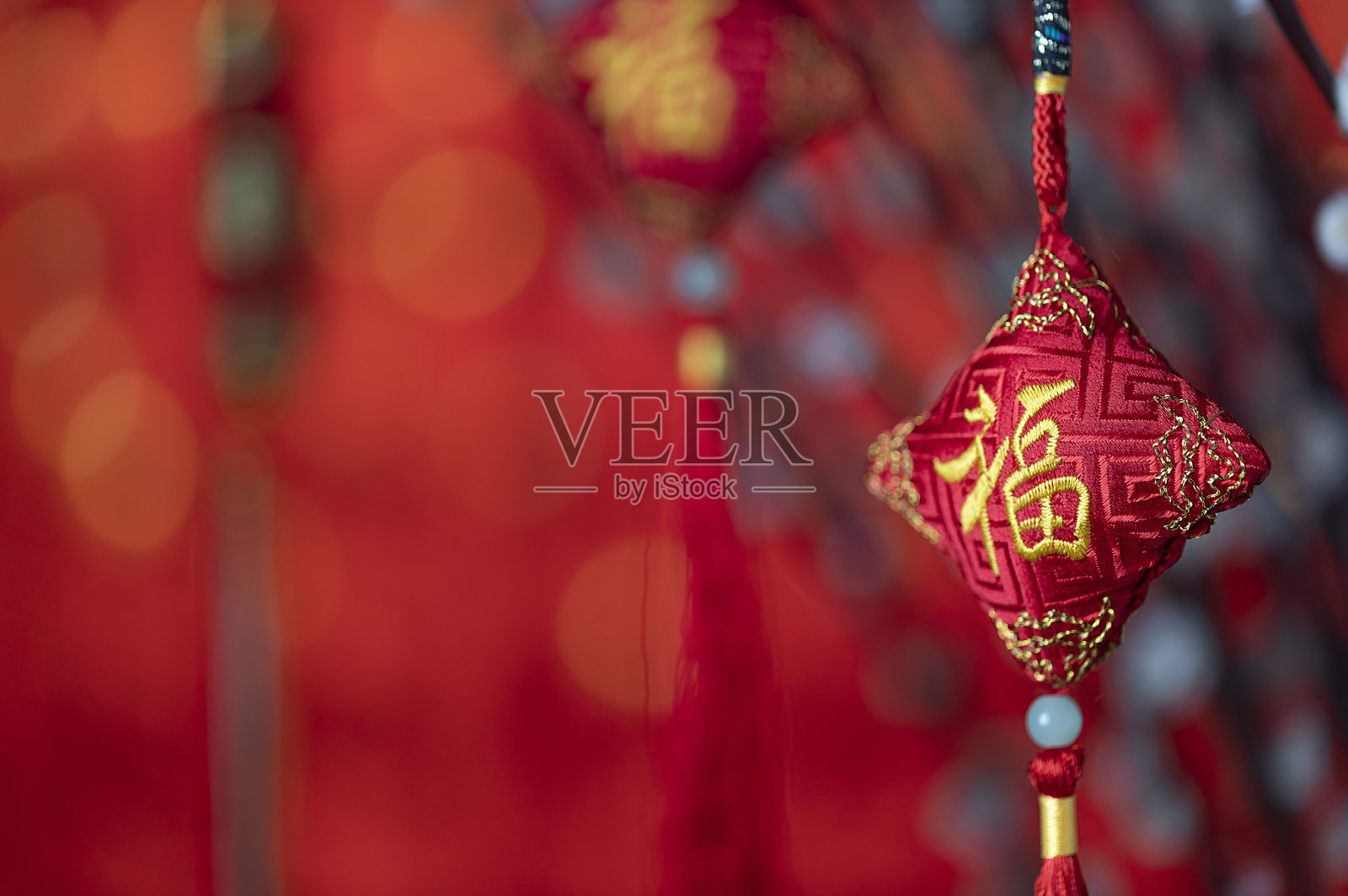 中国春节充满中国风的福字吊饰挂在银柳上照片摄影图片