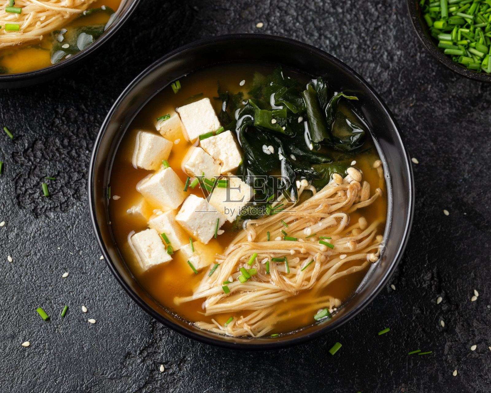 丰富的味增汤配以金针菇，裙带菜和豆腐，素食，纯素食亚洲食物。照片摄影图片