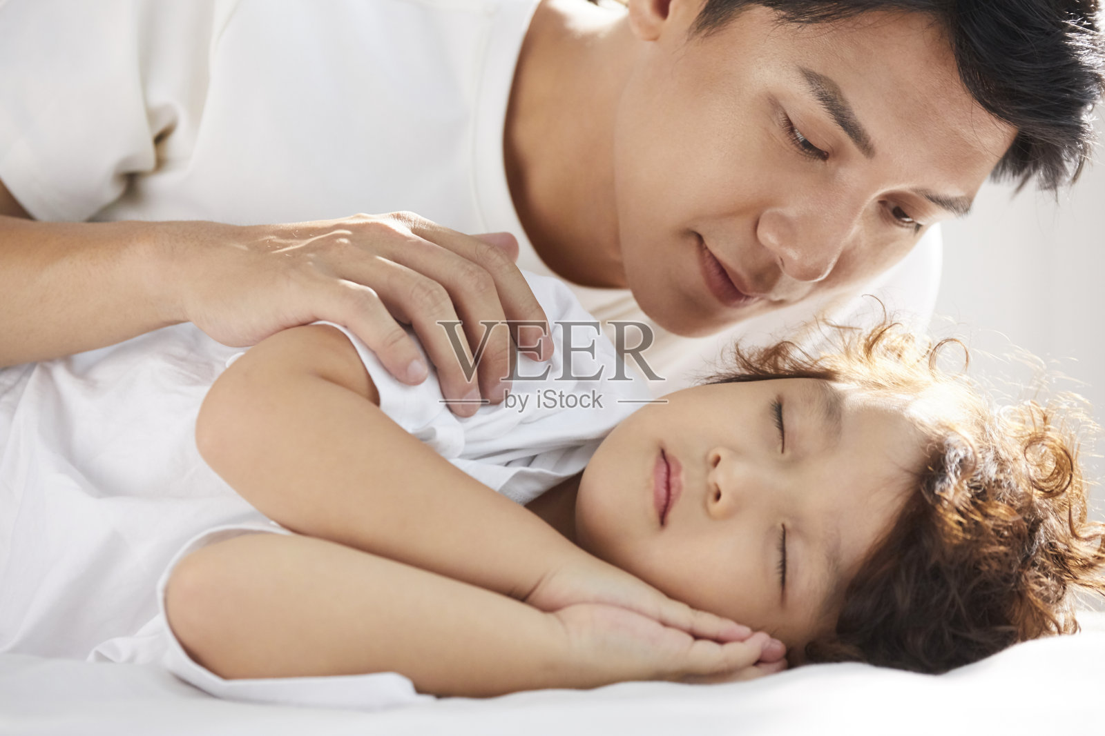 父母和孩子的生活方式午睡照片摄影图片