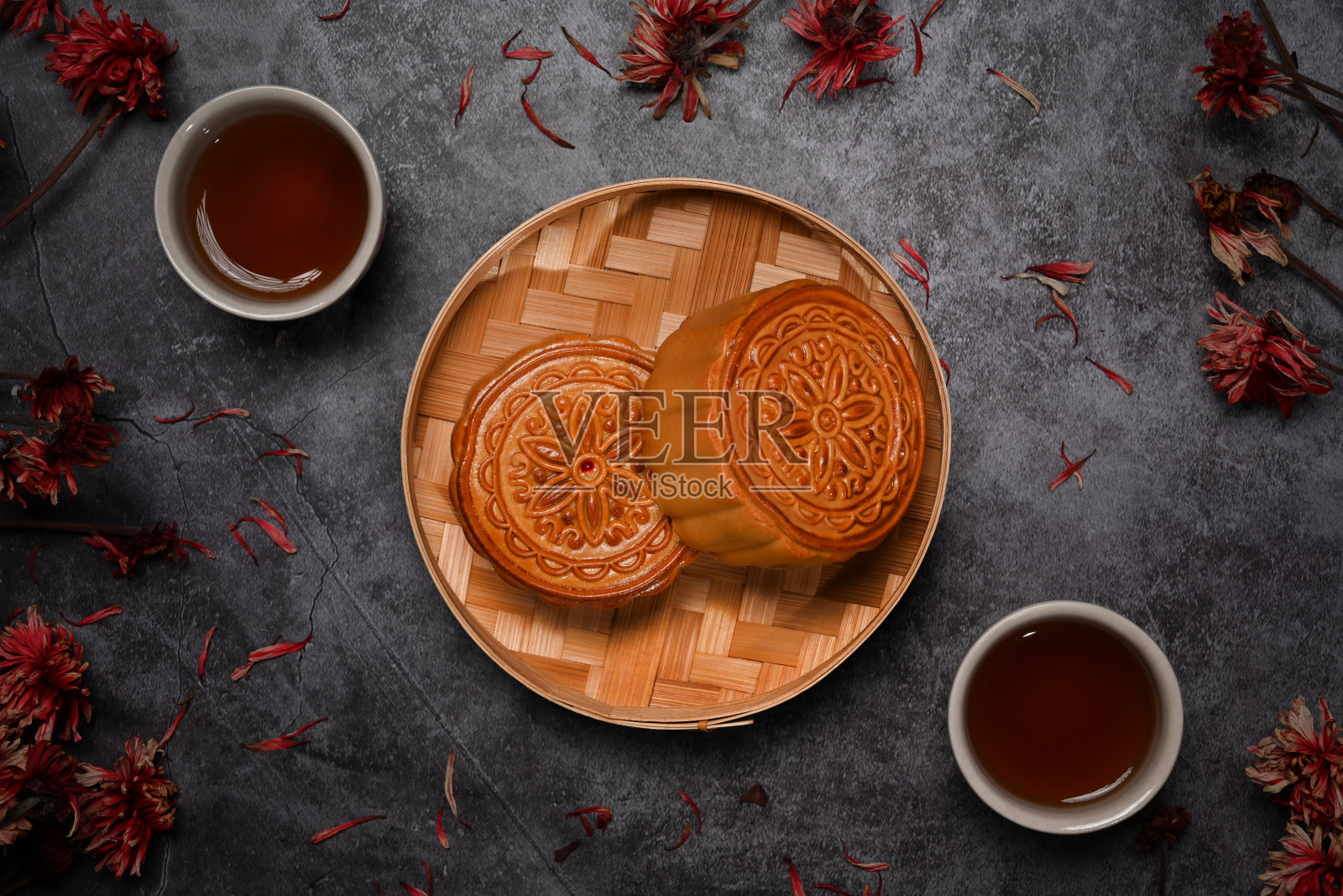 传统的月饼和茶在石头背景庆祝中国的中秋节。照片摄影图片
