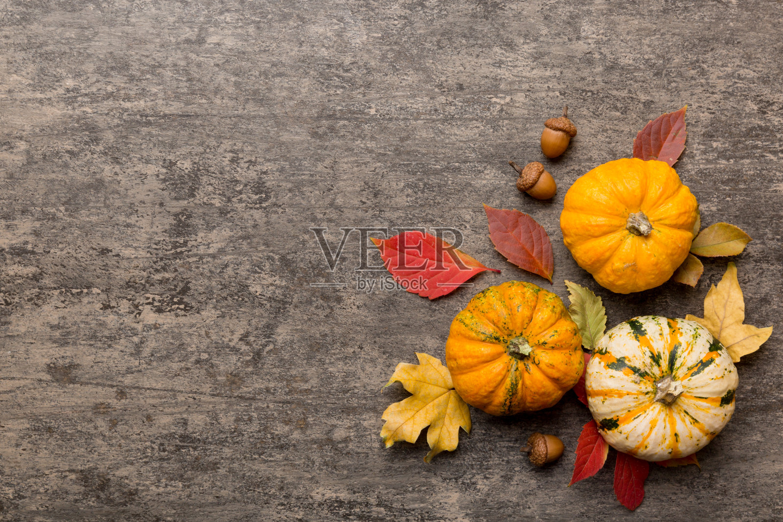 秋天的成分。由干叶子和其他设计配件制成的图案放在桌子上。平铺，俯视图照片摄影图片