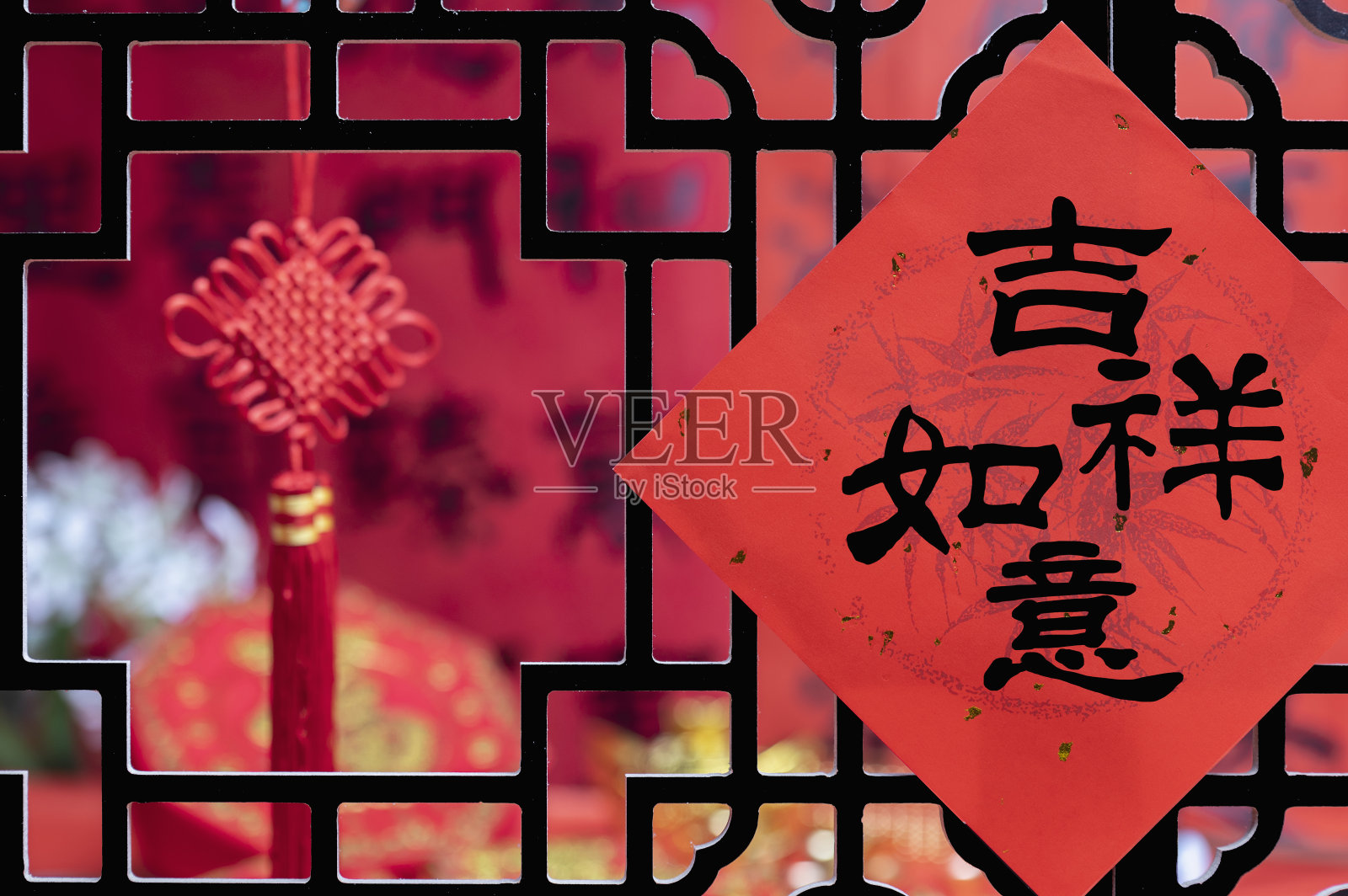 春联吉祥如意贴在窗花窗户上及中国结吊饰中国春节照片摄影图片