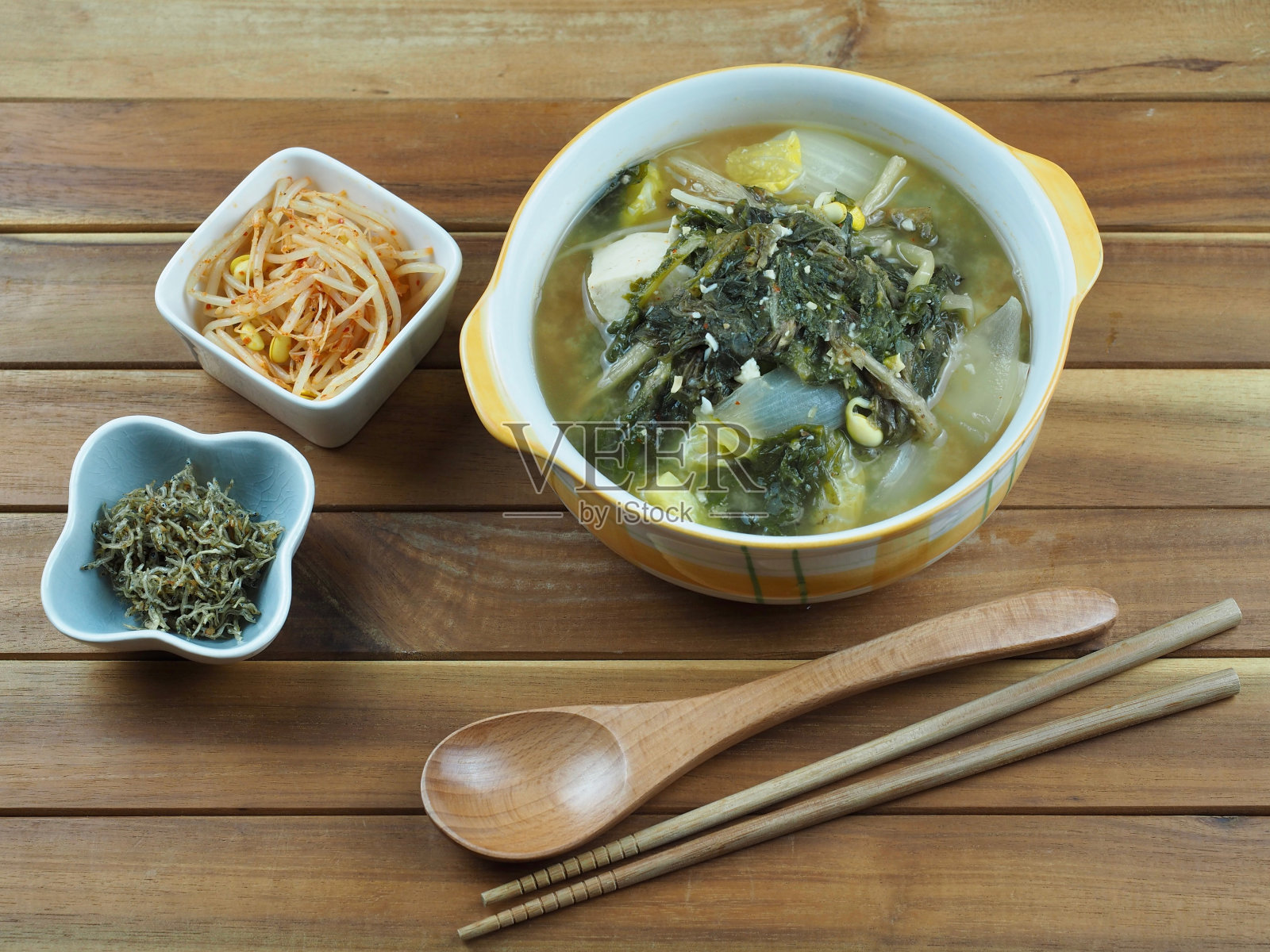 Korean food dried radish greens soup,  siraegi guk照片摄影图片