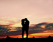 夕阳下的情侣图片素材