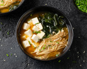 丰富的味增汤配以金针菇，裙带菜和豆腐，素食，纯素食亚洲食物。摄影图片