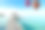 色彩斑斓的热气球在普吉岛海滩蓝天背景，泰国普吉岛热带小屋和度假胜地的木桥。夏天去泰国普吉岛旅游。素材图片