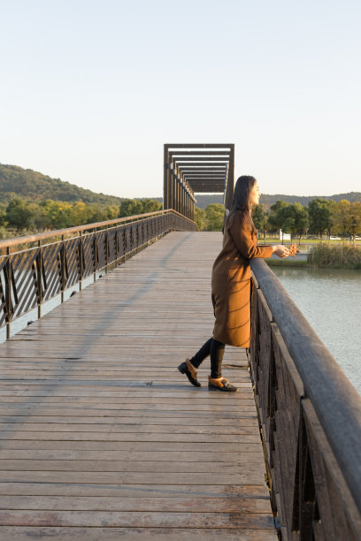 女子站在桥上的图片图片