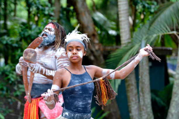 年轻成年澳大利亚土著居民 女人跳舞图片下载