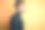 年轻男子戴着暴徒生活范妮太阳镜站在孤立的黄色背景看向一边，放松的侧面姿势与自然的脸与自信的微笑。素材图片