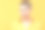 一个美丽的年轻白人妇女的工作室肖像与光头明亮的黄色背景。癌症幸存者的肖像。素材图片