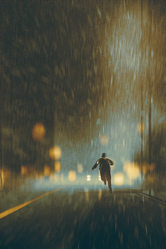 男人在大雨之夜奔跑图片